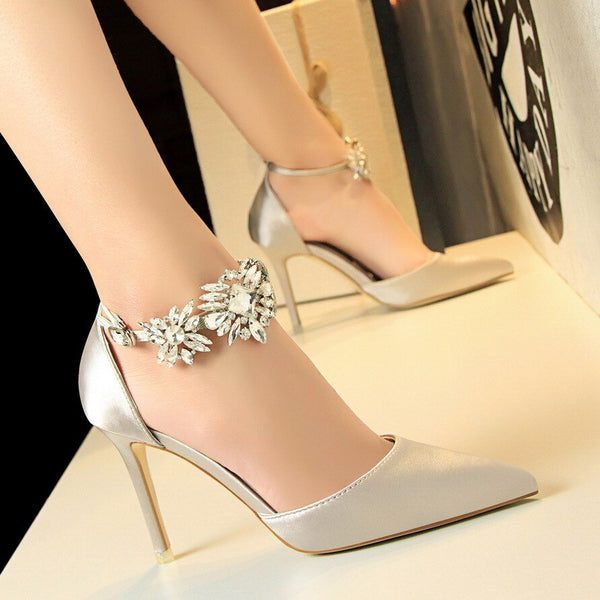 Scarpin feminino com salto alto fino, bico fino e fechamento com fivela de cristais brilhantes