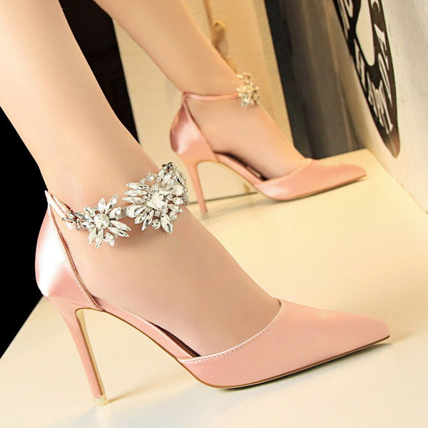 Scarpin feminino com salto alto fino, bico fino e fechamento com fivela de cristais brilhantes