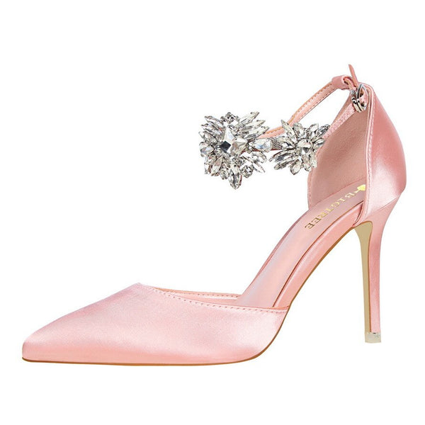 Scarpin feminino com salto alto fino, bico fino e fechamento com fivela de cristais brilhantes
