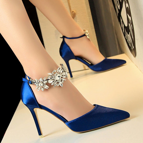 Scarpin feminino com salto alto fino, bico fino e fechamento com fivela de cristais brilhantes