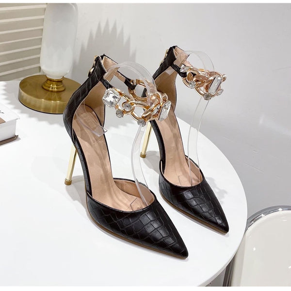 Scarpin salto alto fino feminino com bico fino e corrente de cristais no tornozelo