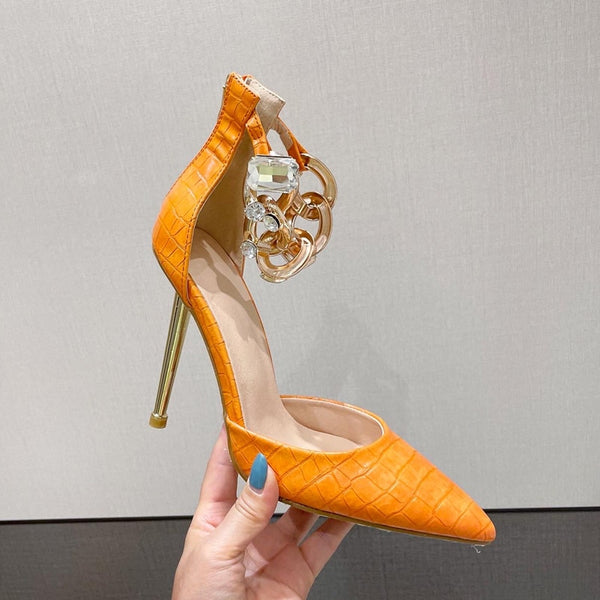 Scarpin salto alto fino feminino com bico fino e corrente de cristais no tornozelo