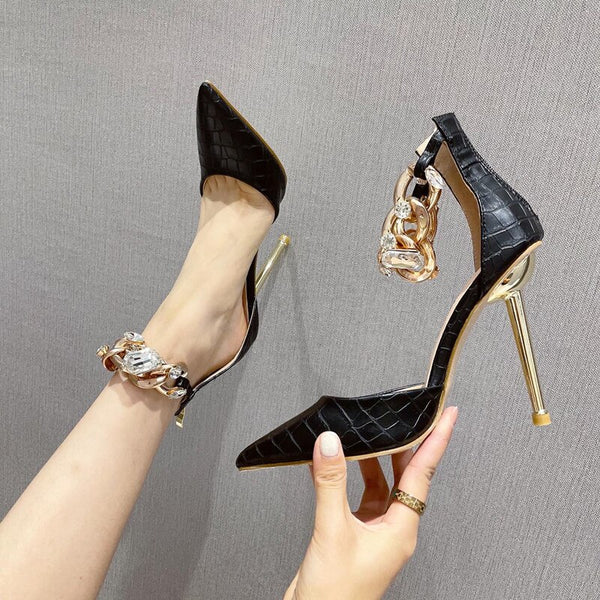 Scarpin salto alto fino feminino com bico fino e corrente de cristais no tornozelo