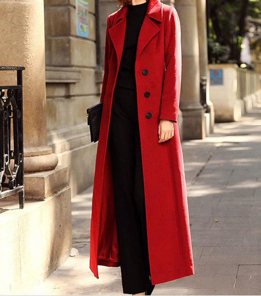 Sobretudo feminino de lã alongado com cinto e gola estruturada, modelagem reta e elegante – ideal para looks de inverno sofisticados.
