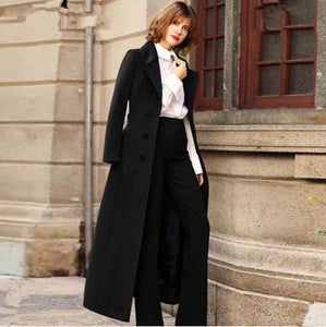 Sobretudo feminino de lã alongado com cinto e gola estruturada, modelagem reta e elegante – ideal para looks de inverno sofisticados.

