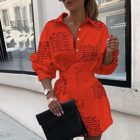 Vestido Camisa Curto Feminino Solto com Estampa de Escrita, Manga Longa e Botões, Ideal para Looks Urbanos, Casuais ou Estilosos