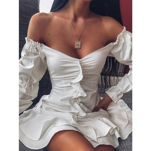 Vestido curto casual com decote reto ombro a ombro, babados na saia, mangas bufantes e modelagem acinturada. 