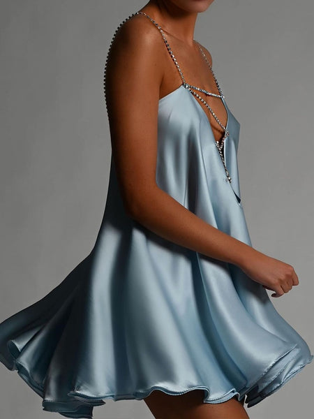 Vestido curto de cetim com alcinha, decote V profundo, detalhe em strass e costas abertas. Look elegante, sensual e sofisticado.