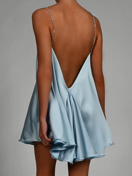 Vestido curto de cetim com alcinha, decote V profundo, detalhe em strass e costas abertas. Look elegante, sensual e sofisticado.
