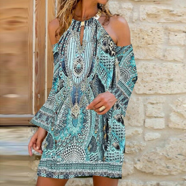 Vestido curto soltinho, com gola redonda de metal e mangas com detalhe vazado e renda