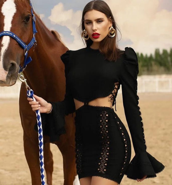 Vestido curto justo com manga longa, gola redonda, recorte na cintura e detalhe em renda vazada. Look elegante, sofisticado e moderno.