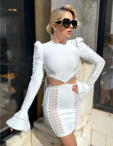 Vestido curto justo com manga longa, gola redonda, recorte na cintura e detalhe em renda vazada. Look elegante, sofisticado e moderno.