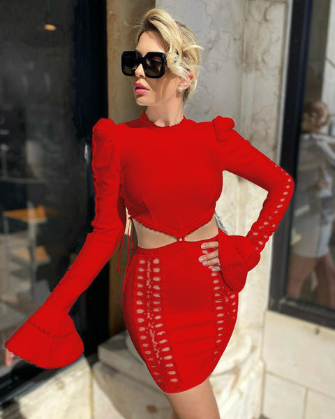 Vestido curto justo com manga longa, gola redonda, recorte na cintura e detalhe em renda vazada. Look elegante, sofisticado e moderno.