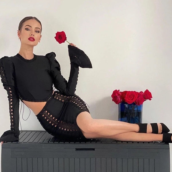 Vestido curto justo com manga longa, gola redonda, recorte na cintura e detalhe em renda vazada. Look elegante, sofisticado e moderno.