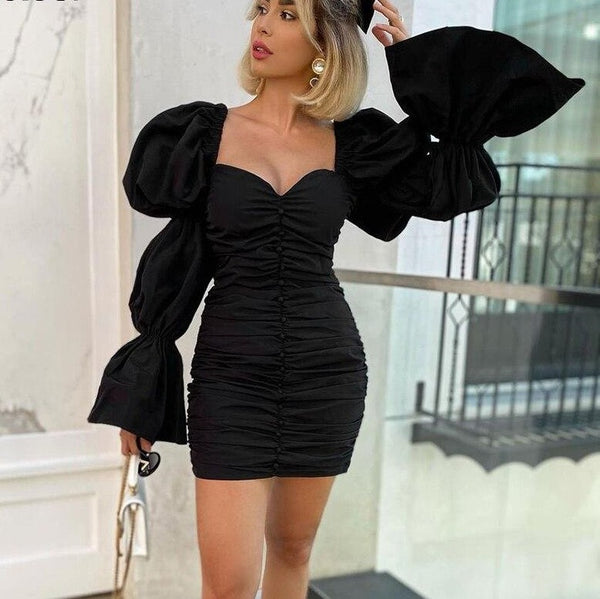 Vestido curto preto justo, com mangas bufantes e decote V