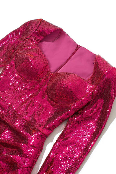 Vestido curto de paetê com manga longa, decote reto e plumas na barra. Look ideal para festas, baladas e eventos.