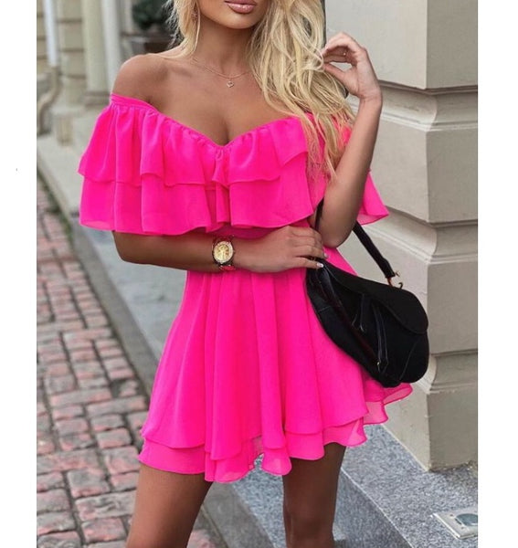 Vestido curto plissado ombro a ombro com babados, modelagem solta e saia em camadas. Perfeito para passeios, festas de verão e viagens tropicais.