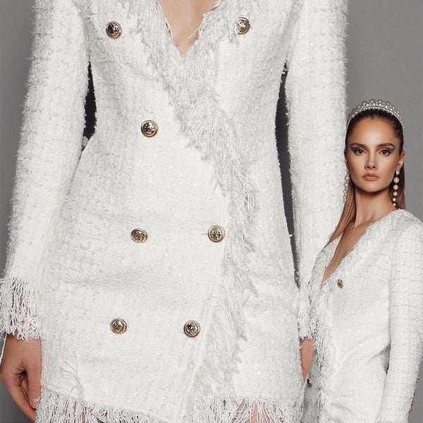 Vestido Curto em Tweed com Decote V, Botões Frontais e Detalhes em Franjas – Moda Feminina Elegante