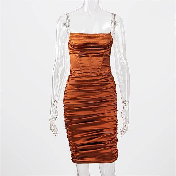 Vestido justo midi com alcinha, decote reto, busto estruturado, efeito drapeado e detalhe em strass nas alças. Look sofisticado, elegante e glamouroso.