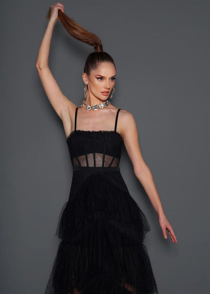 Vestido Longo de Alcinha com Renda, Decote Reto, Recortes na Cintura e Saia em Camadas de Babados – Modelo Elegante e Sofisticado