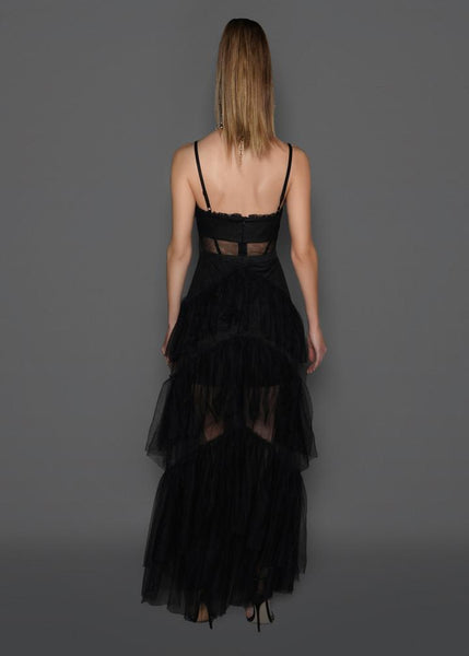 Vestido Longo de Alcinha com Renda, Decote Reto, Recortes na Cintura e Saia em Camadas de Babados – Modelo Elegante e Sofisticado