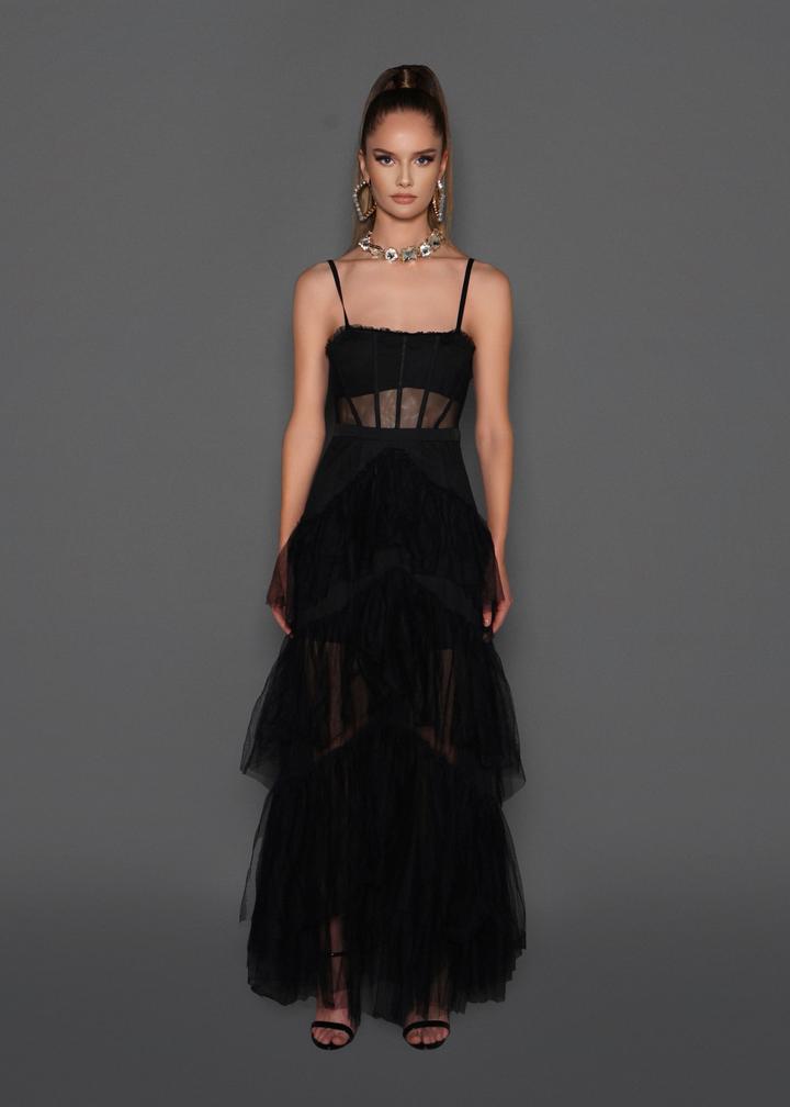 Vestido Longo de Alcinha com Renda, Decote Reto, Recortes na Cintura e Saia em Camadas de Babados – Modelo Elegante e Sofisticado