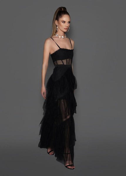 Vestido Longo de Alcinha com Renda, Decote Reto, Recortes na Cintura e Saia em Camadas de Babados – Modelo Elegante e Sofisticado