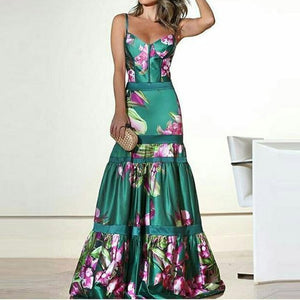 Vestido longo de cetim verde com estampa floral, alcinhas finas e decote V. Saia ampla com recortes franzidos e cintura marcada