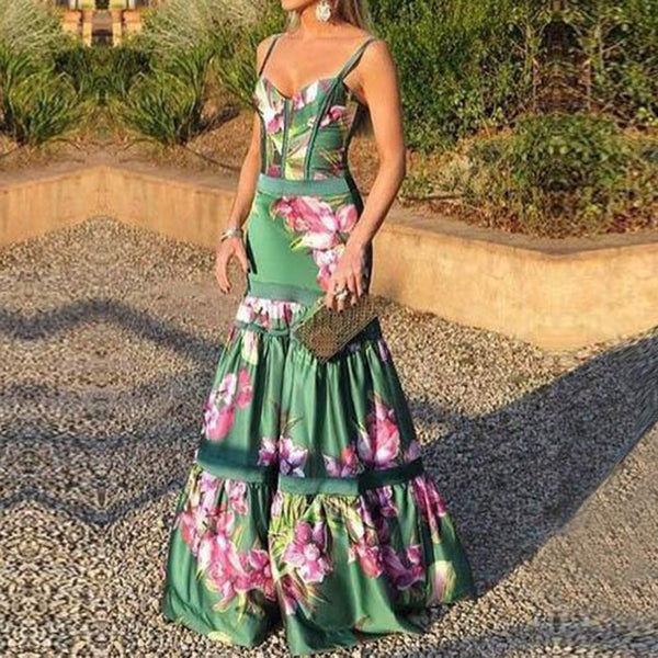 Vestido longo de cetim verde com estampa floral, alcinhas finas e decote V. Saia ampla com recortes franzidos e cintura marcada