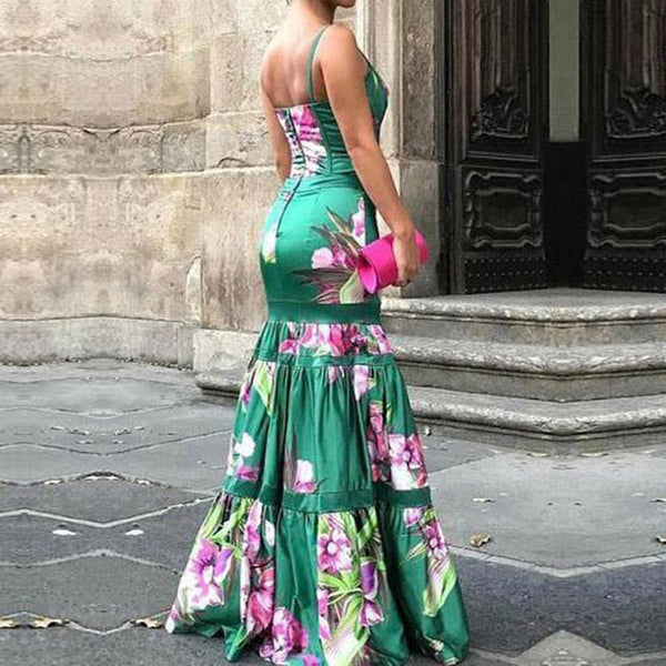 Vestido longo de cetim verde com estampa floral, alcinhas finas e decote V. Saia ampla com recortes franzidos e cintura marcada