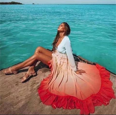 Vestido longo de chiffon  elegante e leve com manga longa, decote V e efeito degradê arco-íris. 
