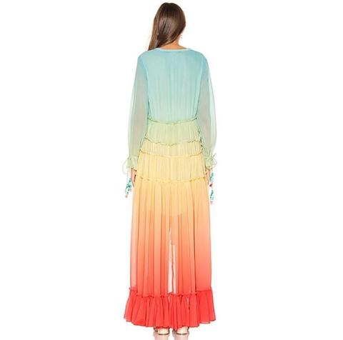 Vestido longo de chiffon  elegante e leve com manga longa, decote V e efeito degradê arco-íris. 