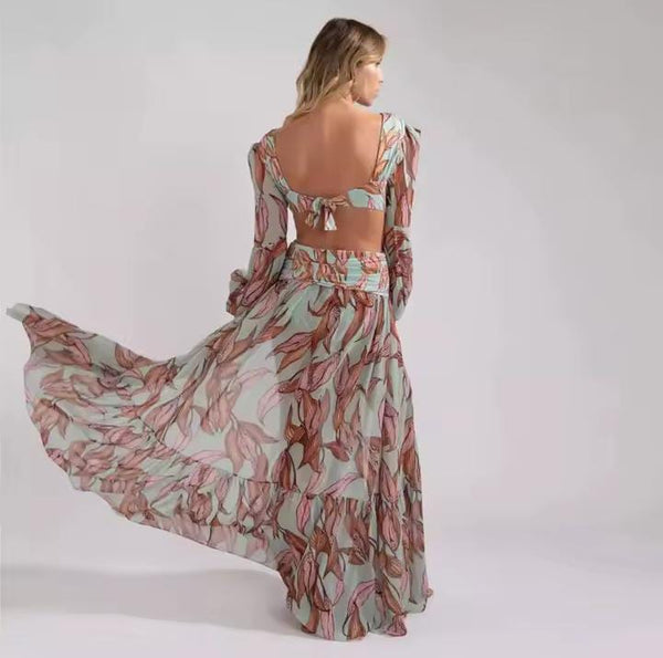 Vestido longo estampado com manga longa, decote V profundo e recorte na cintura, ideal para festas e casamentos