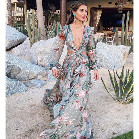 Vestido longo estampado com manga longa, decote V profundo e recorte na cintura, ideal para festas e casamentos