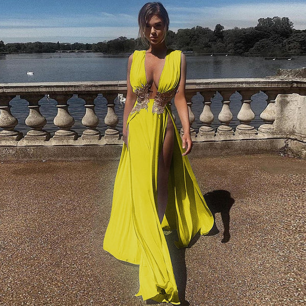 Vestido longo sem mangas com decote V profundo, fenda lateral e cintura bordada. Look elegante, sofisticado e glamouroso.