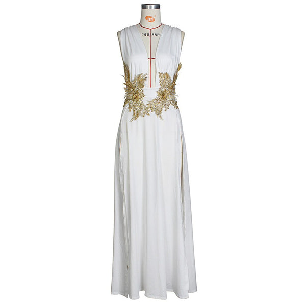 Vestido longo sem mangas com decote V profundo, fenda lateral e cintura bordada. Look elegante, sofisticado e glamouroso.
