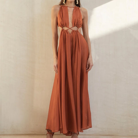 Vestido longo solto sem mangas, com recorte na cintura e decote V. Look elegante, sofisticado e atemporal