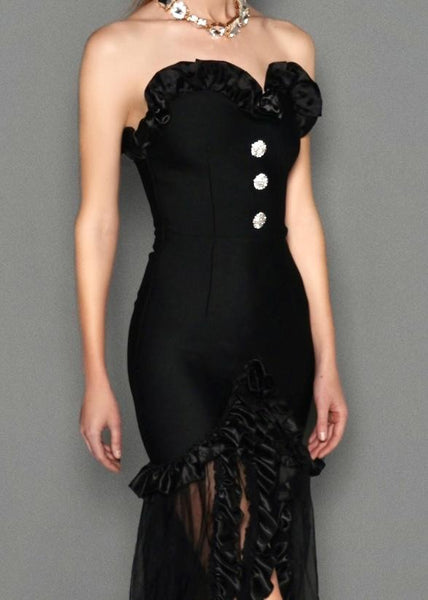 Vestido longo tomara que caia com busto em renda, babados na barra, fenda frontal e cauda assimétrica fluida – look sofisticado e elegante.