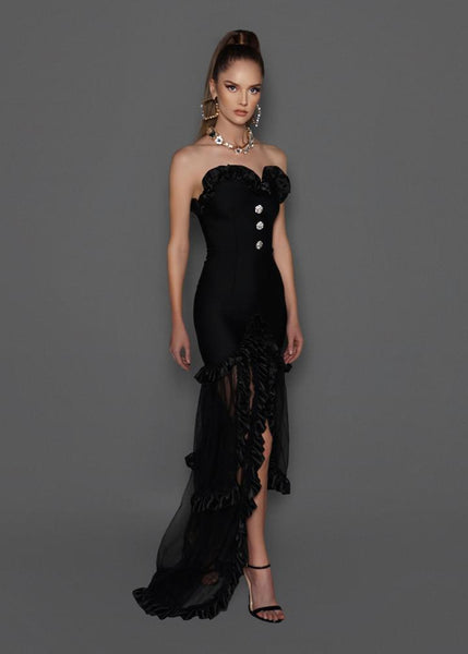 Vestido longo tomara que caia com busto em renda, babados na barra, fenda frontal e cauda assimétrica fluida – look sofisticado e elegante.