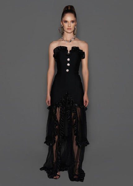 Vestido longo tomara que caia com busto em renda, babados na barra, fenda frontal e cauda assimétrica fluida – look sofisticado e elegante.