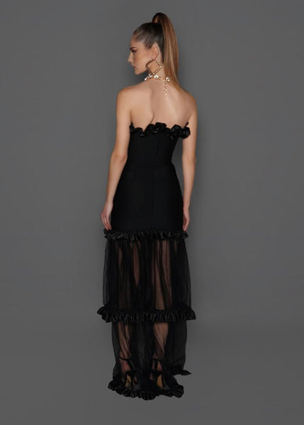 Vestido longo tomara que caia com busto em renda, babados na barra, fenda frontal e cauda assimétrica fluida – look sofisticado e elegante.