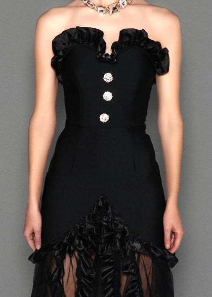 Vestido longo tomara que caia com busto em renda, babados na barra, fenda frontal e cauda assimétrica fluida – look sofisticado e elegante.