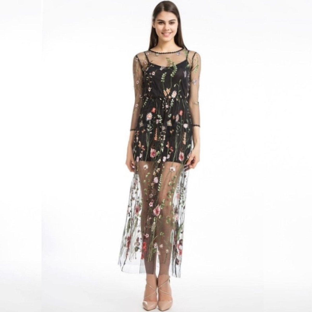 Vestido Longo Feminino em Tule Bordado Floral com Manga Longa e Transparência, Ideal para Eventos, Festas ou Casamentos na Praia