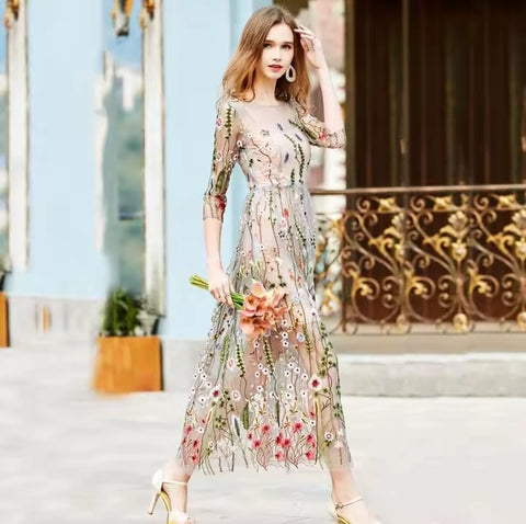 Vestido longo de tule bordado com manga longa.
