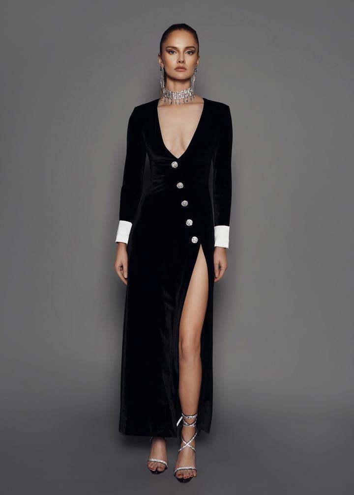 Vestido Longo em Veludo com Decote V Profundo, Manga Longa, Fenda Frontal e Botões Decorativos Elegantes