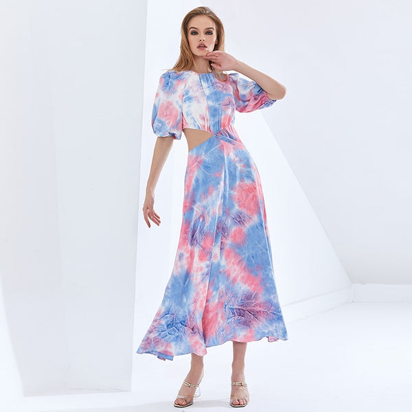 Vestido midi em chiffon com manga curta bufante, recorte na cintura e design em bloco de cor. Look leve, elegante e sofisticado.
