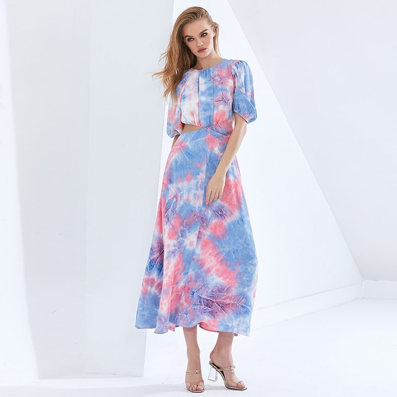 Vestido midi em chiffon com manga curta bufante, recorte na cintura e design em bloco de cor. Look leve, elegante e sofisticado.