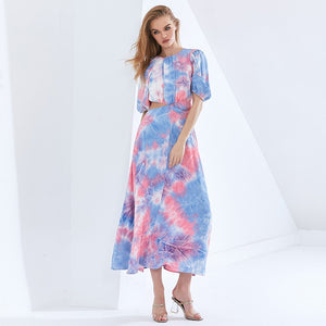 Vestido midi em chiffon com manga curta bufante, recorte na cintura e design em bloco de cor. Look leve, elegante e sofisticado.