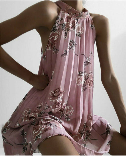 Vestido midi casual floral plissado, sem mangas e com gola alta