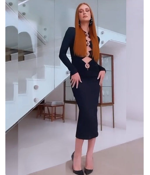 Vestido midi justo com manga longa, recortes no busto e cintura, e detalhe com pérolas decorativas – peça sofisticada, elegante e ousada.